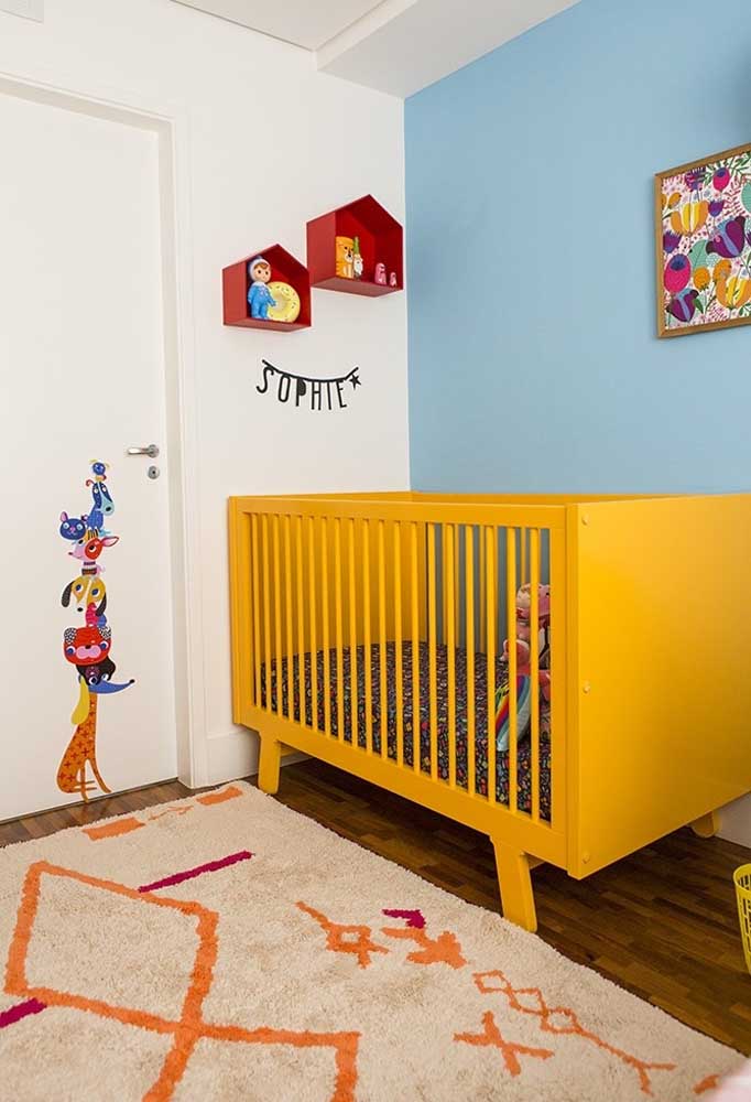 No quarto mais colorido, o amarelo é uma cor perfeita para entrar em destaque nos móveis