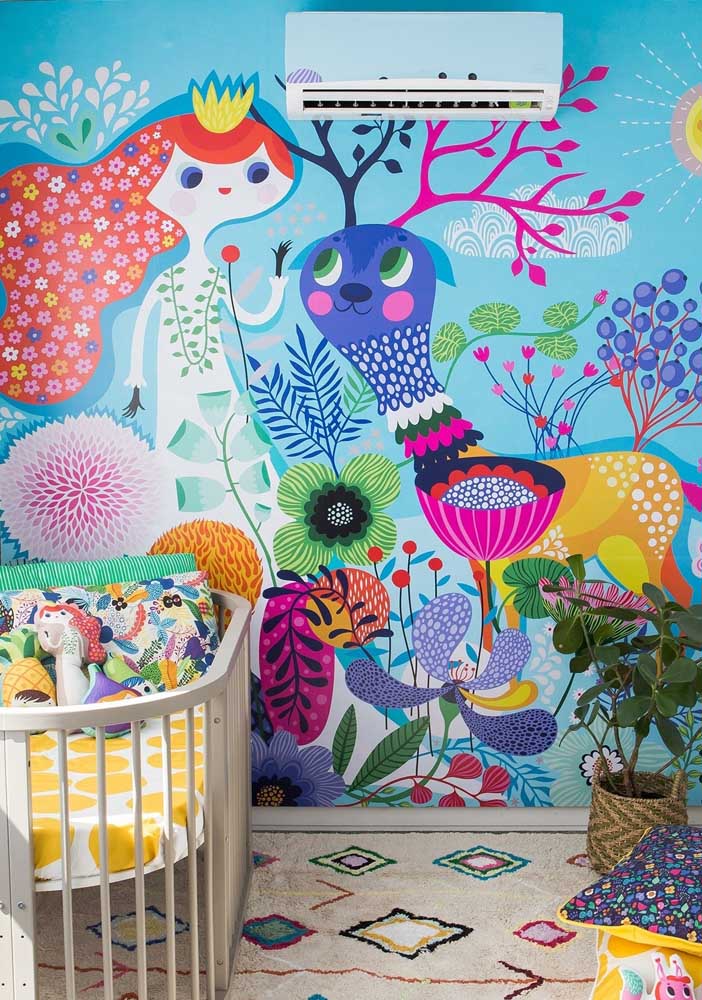 Um quarto de bebê cheio de cores e personagens: no fundo azul turquesa, um ambiente super alegre e divertido para as crianças