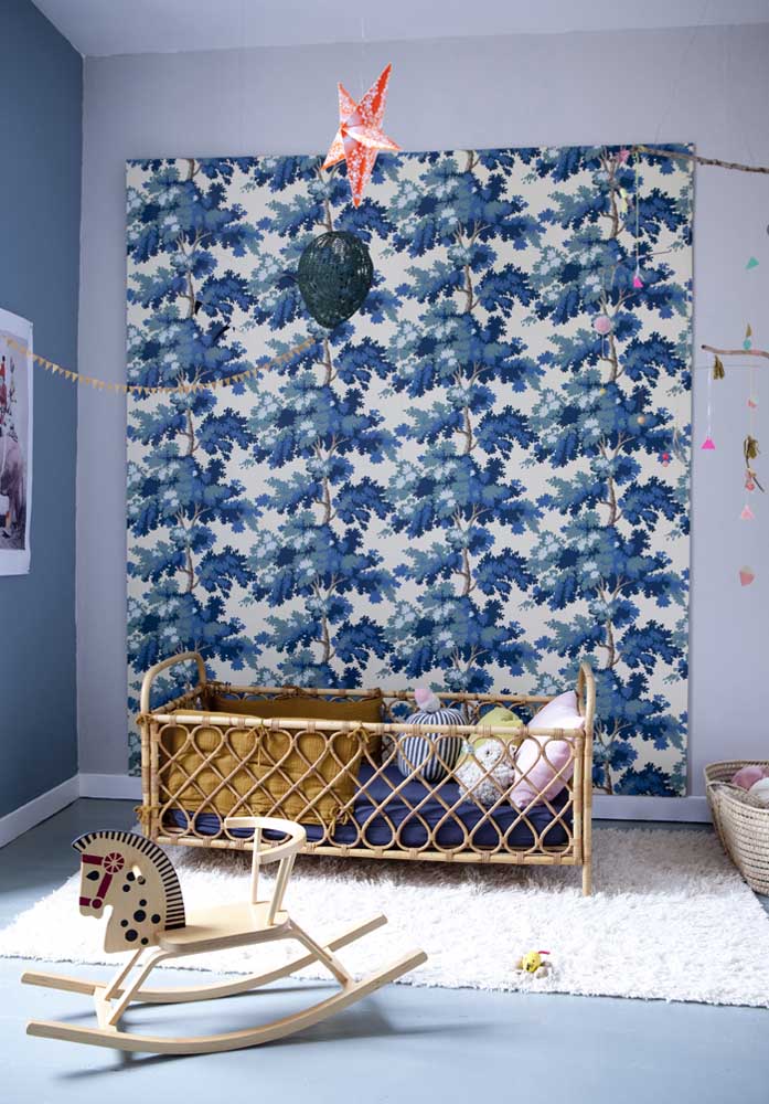 Quarto de bebê azul e bege: este quarto de bebê unissex cria o equilíbrio perfeito entre os tons de azul na parede e o bege dos móveis e brinquedos