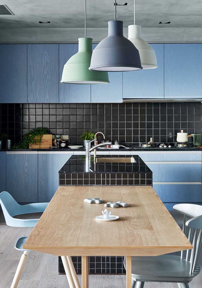 Cozinha azul e preta