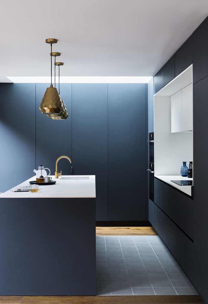 Armário de cozinha azul e branco
