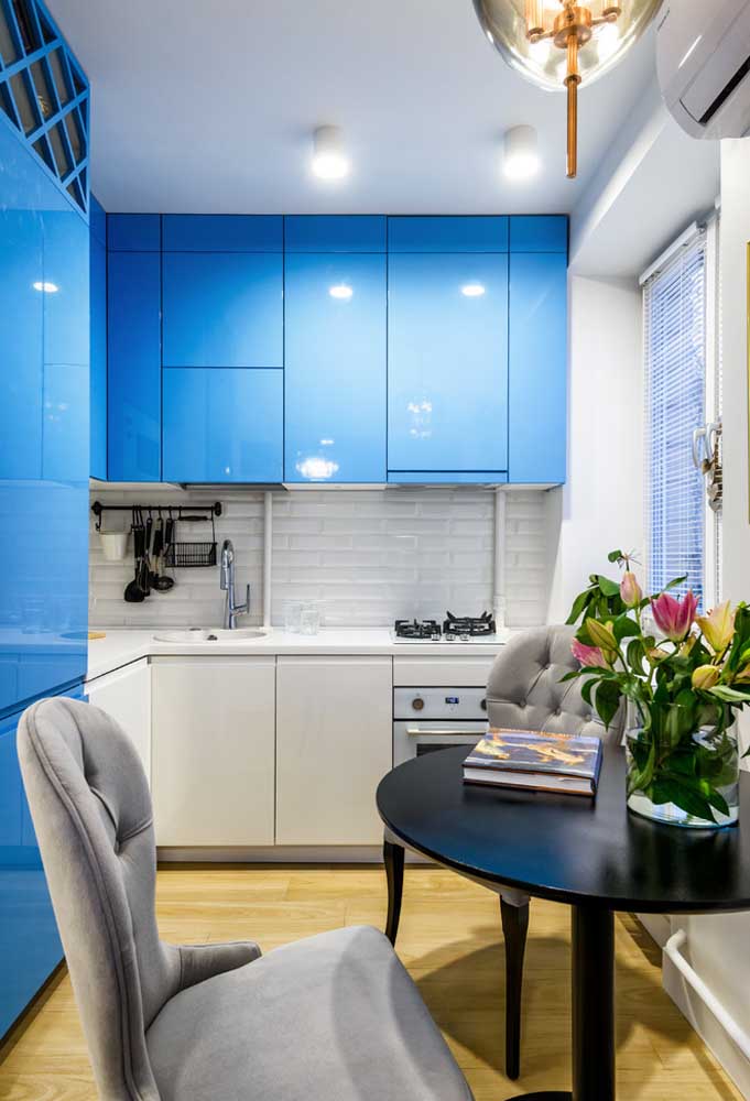 Cozinha azul royal e branca