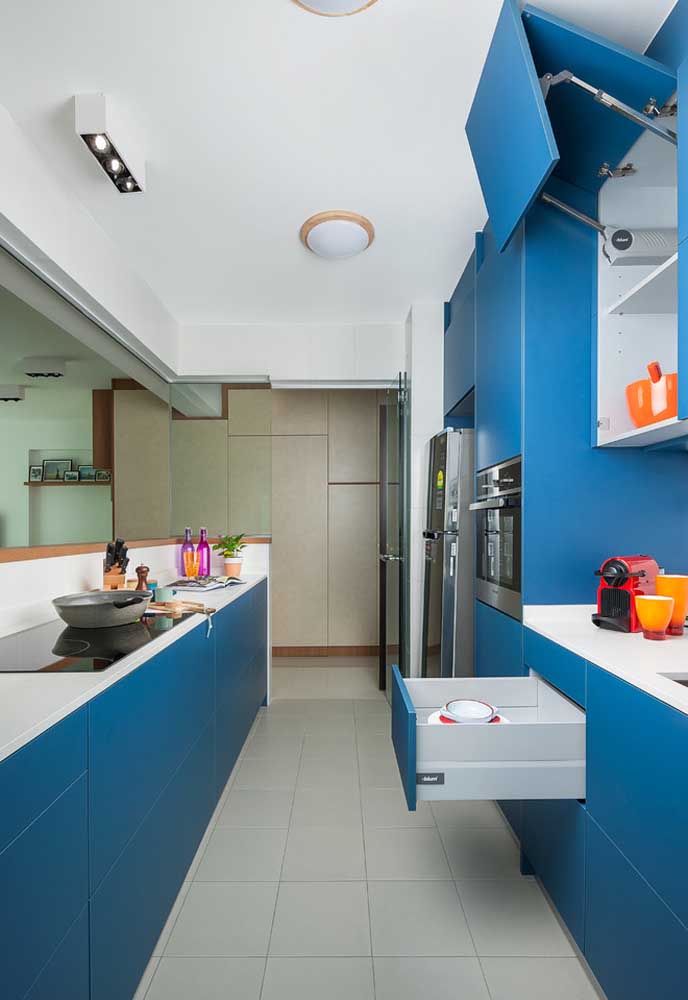 Cozinha azul: personalidade e funcionalidade para este planejado azul numa cozinha tipo corredor
