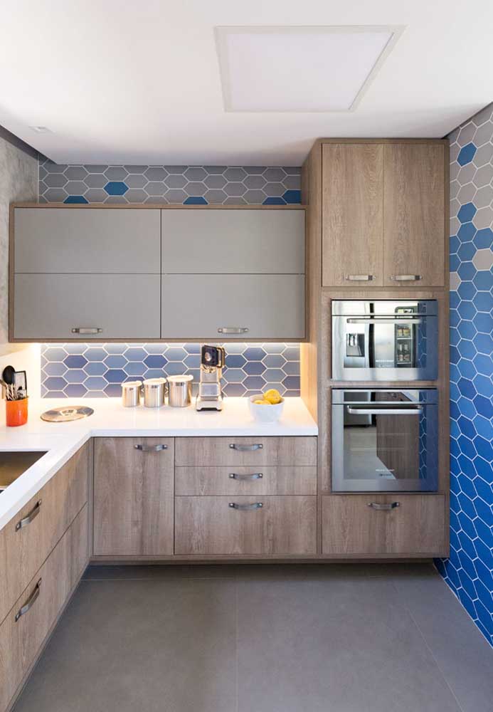 Azul marinho nos armários da bancada desta cozinha num estilo moderno e urbano