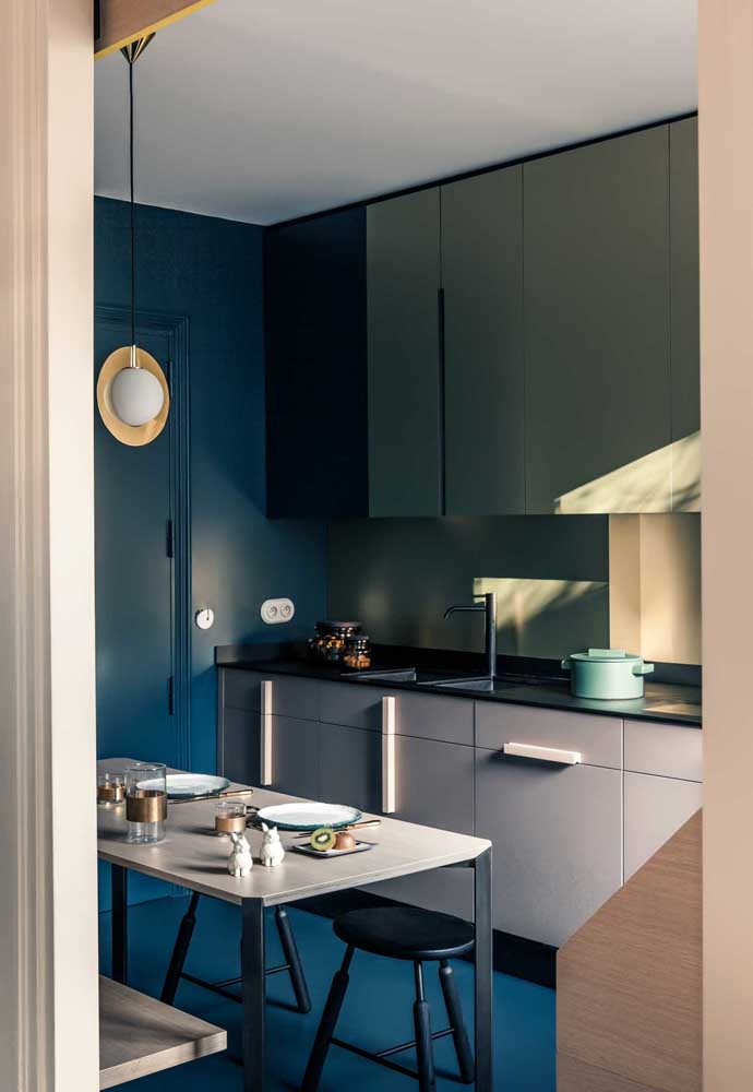 Combinação de azul com uma escala monocromática de branco, cinza e preto nesta cozinha