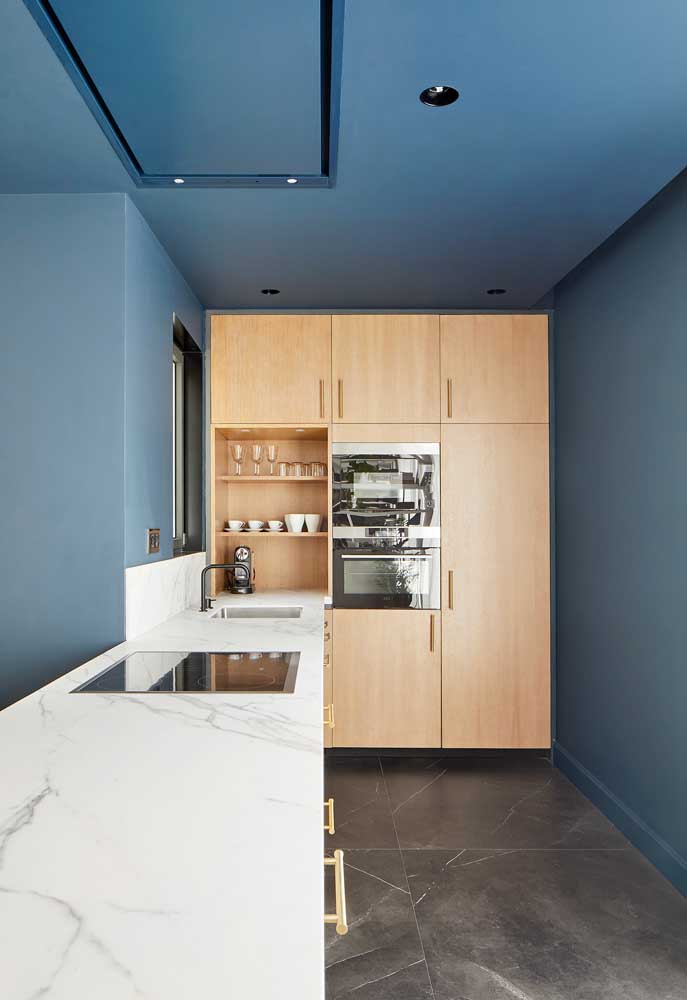 Cozinha azul: para quem prefere não ousar no azul como a cor dos móveis, aposte em uma pintura cheia de estilo