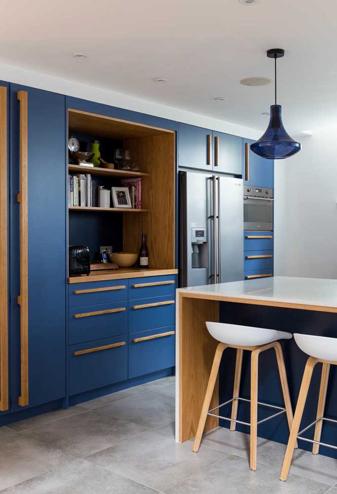 Cozinha azul: uma combinação ótima para o azul dos armários é o tom de madeira ou que imita madeira do acabamento em MDF