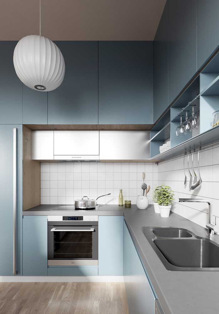 Cozinha azul: mas se você não abrir mão de um ambiente claro e moderno e que inspira calma, aposte nos tons mais claros de azul para o seu mobiliário