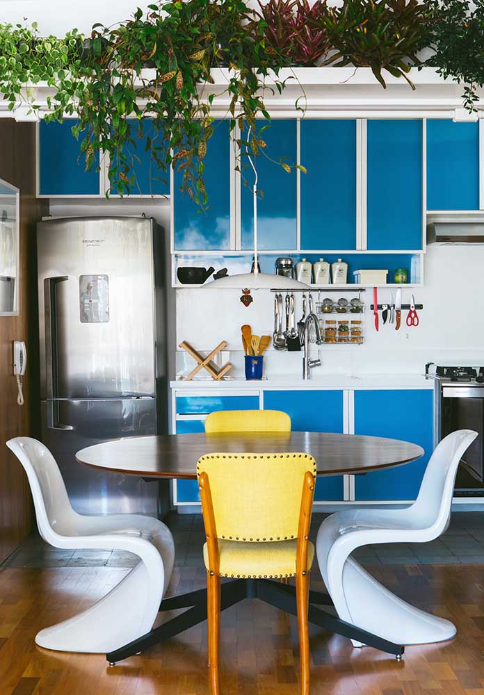 Chame mais cores para a sua cozinha, com azul, amarelo e verde intensos