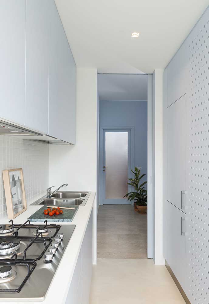 Num estilo minimal, aposte no tom off-white de azul para a sua cozinha