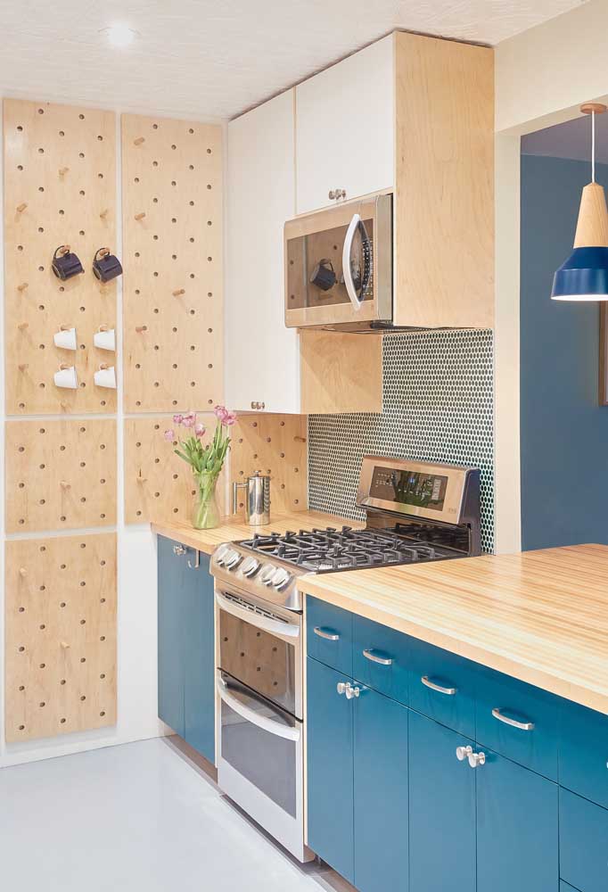 A madeira clara de demolição também é uma ótima combinação para usar na cozinha junto com o azul vibrante