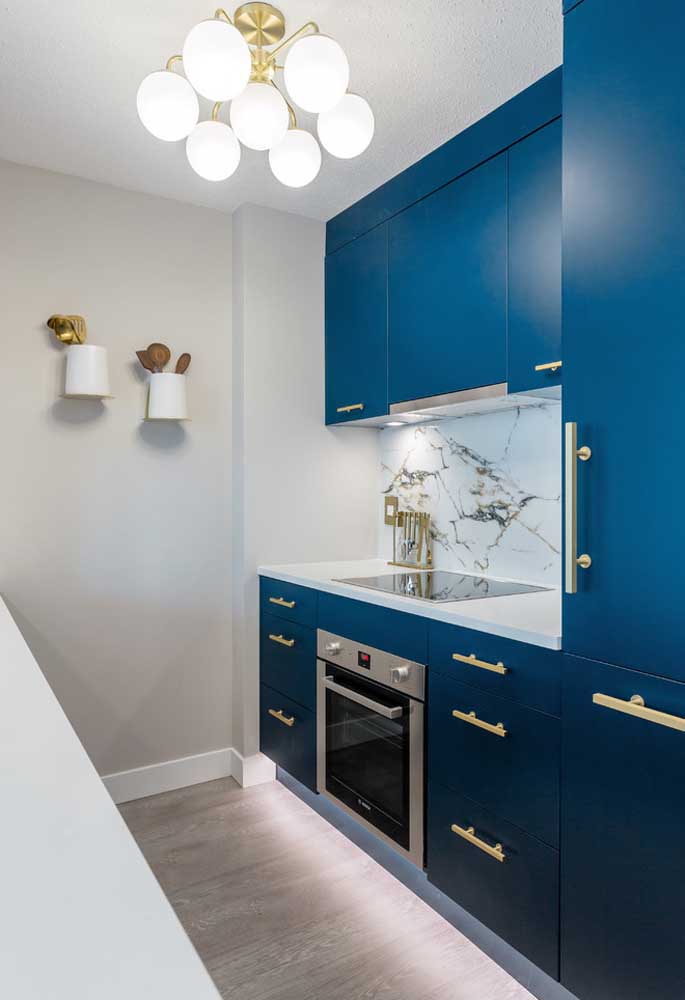Cozinha azul marinho e branca