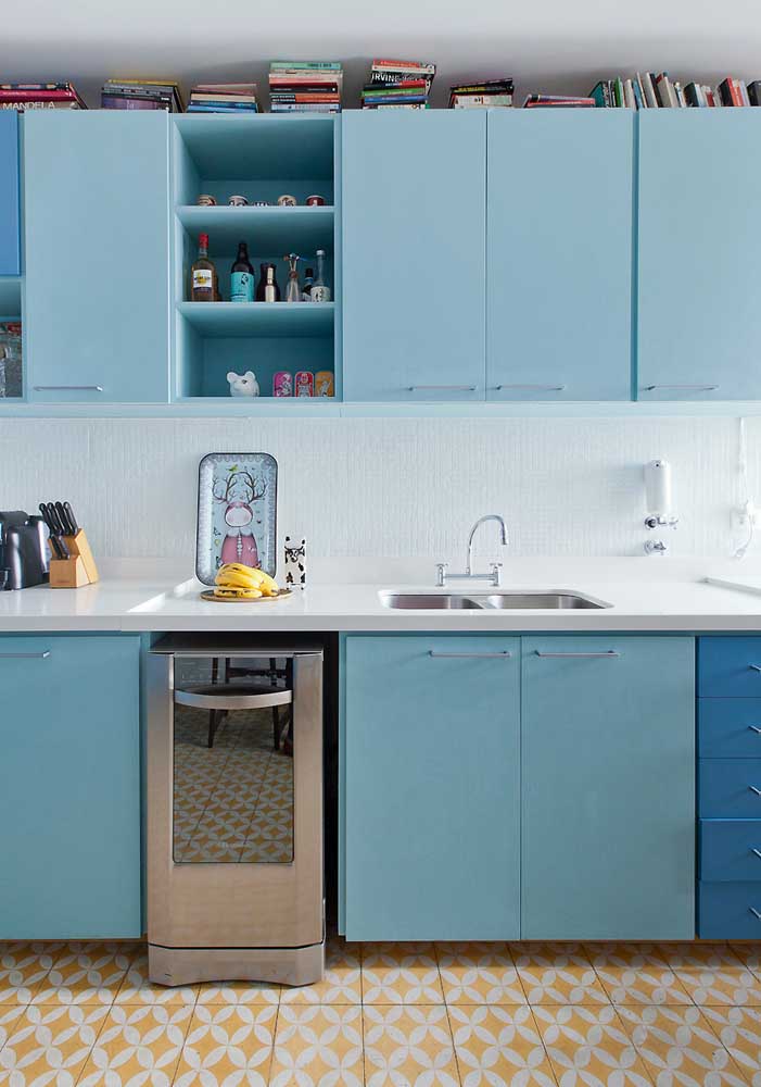 Brinque com os tons de azul nos seus armários: uma ótima forma de inovar de deixar a decoração mais descontraída