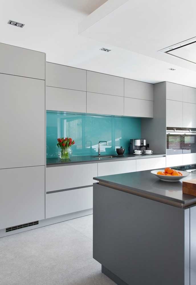 Um toque de azul na cozinha cinza contemporânea