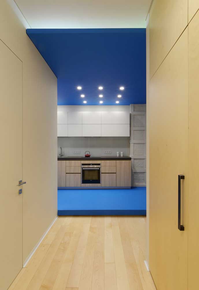 Azul no teto e no chão em uma decoração super criativa para a sua casa