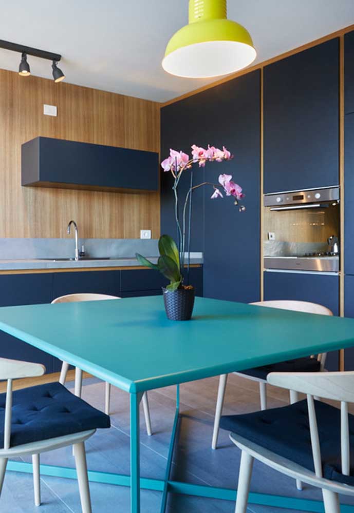 Azul marinho e azul Tiffany combinando em uma cozinha moderna e planejada