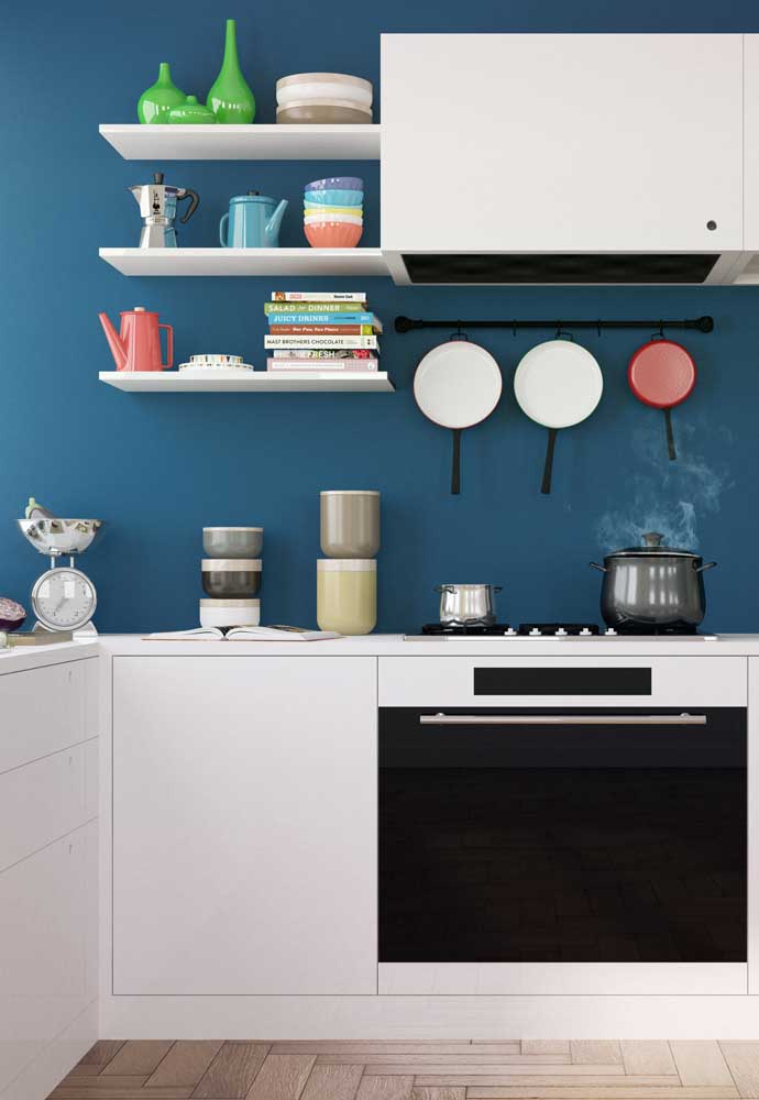 Azul como fundo de parede desta cozinha simples e contemporânea