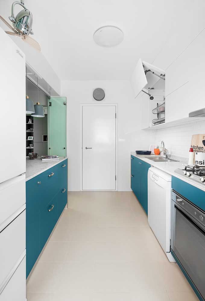 Cozinha num estilo minimalista em branco e azul