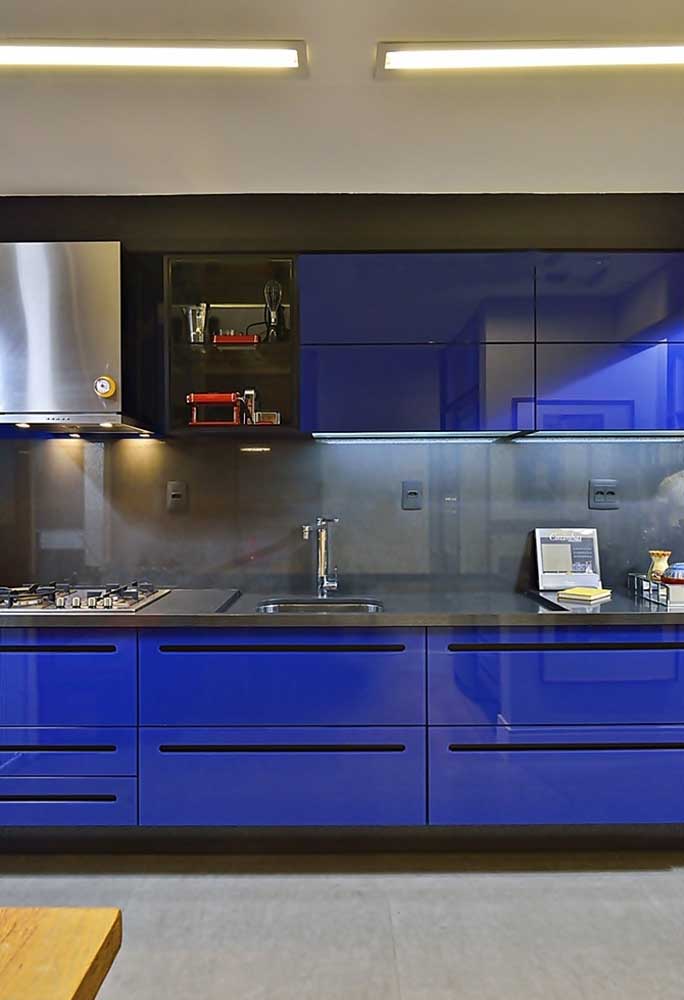 Azul royal e preto numa cozinha tecnológica e que chama a atenção