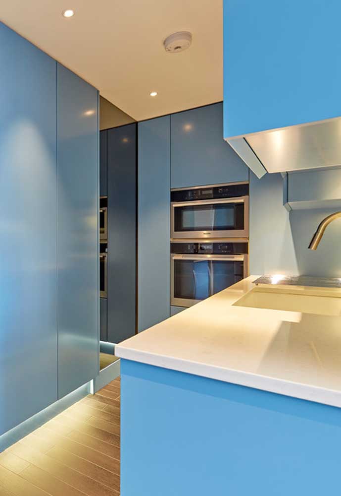 Azul dominando todos os armários planejados desta cozinha