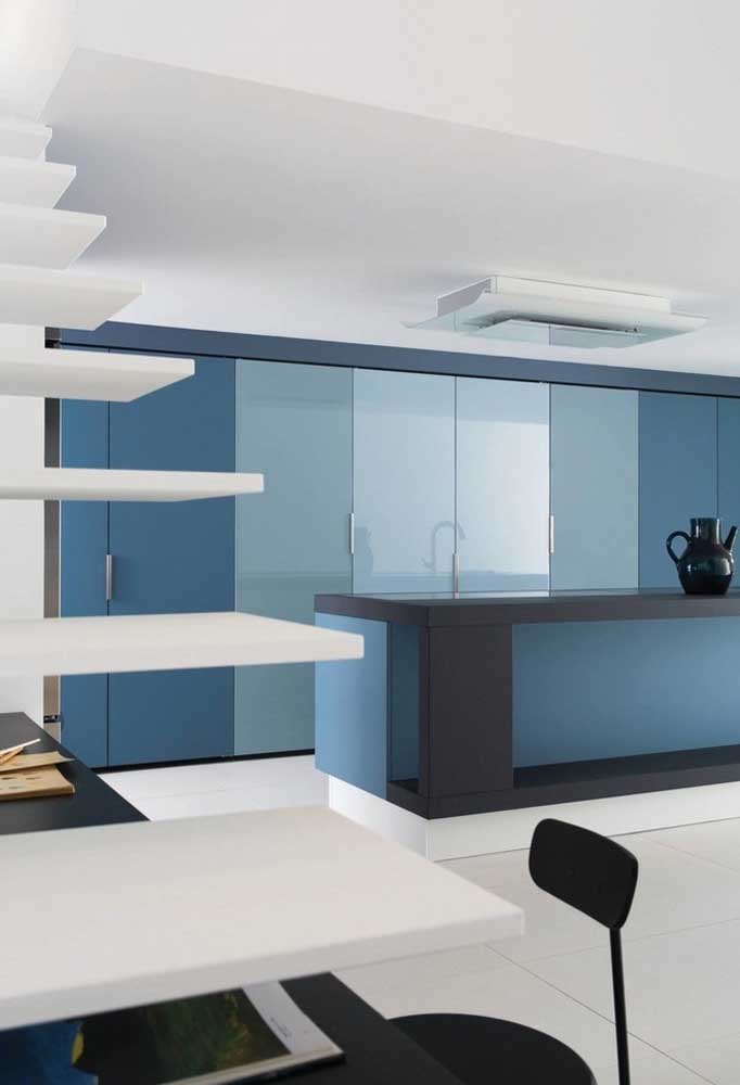 Degradê de azul nos armários desta cozinha planejada