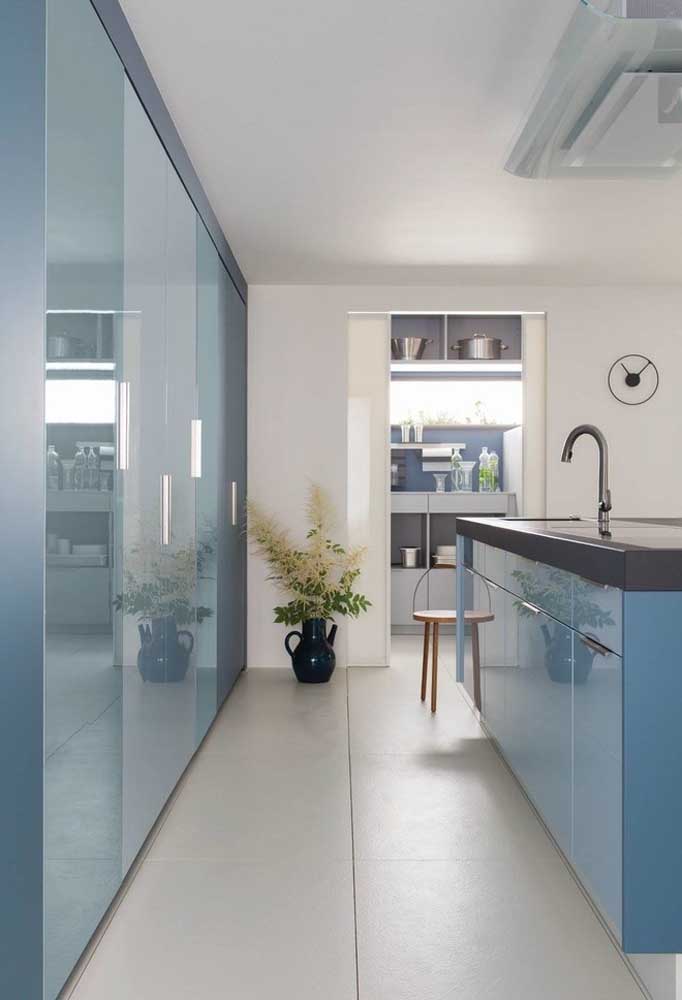 Degradê de azul nos armários desta cozinha planejada 2