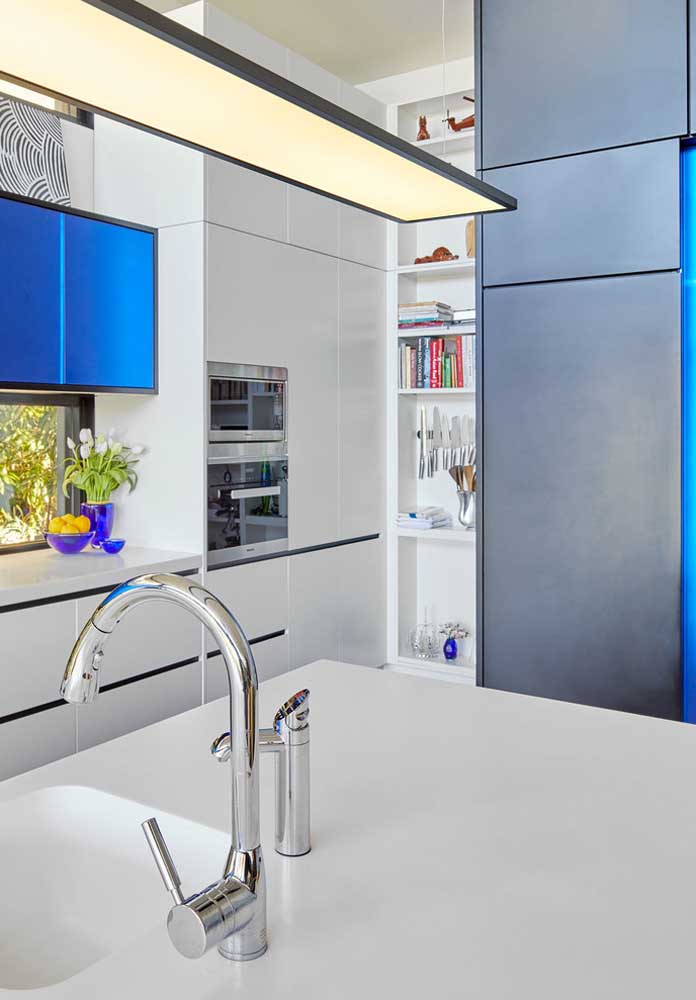 Utilize tons de azuis em detalhes específicos da sua cozinha branca