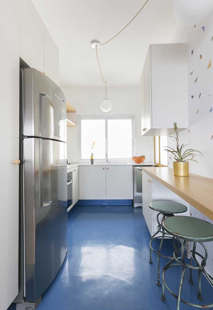 Deixe a cor para o chão: piso vinílico para a cozinha em um tom de azul royal nesta cozinha simples