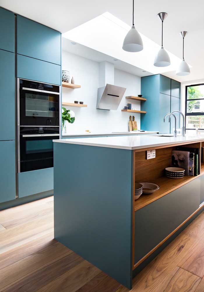 Acabamento fosco nos armários planejados em azul turquesa nesta cozinha ampla