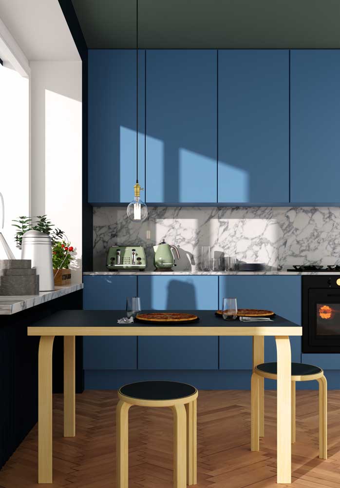 Mais uma mistura de tons de azul nesta cozinha ampla e bem iluminada