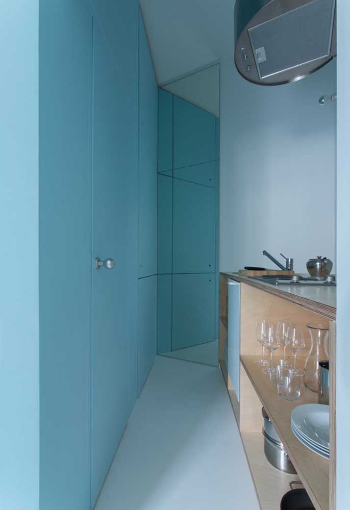 Cozinha all-blue em um espaço mínimo
