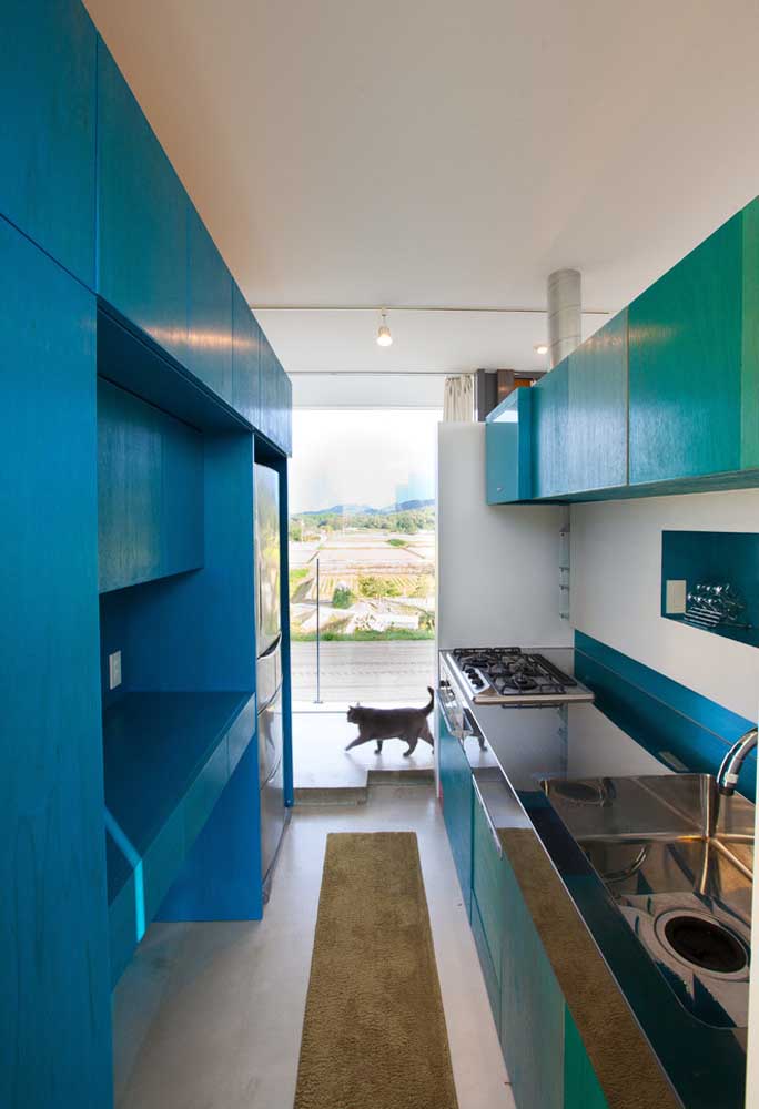 Outra ideia boa para a decoração da sua cozinha é o tom de azul esverdeado, que nestes armários fica perfeito