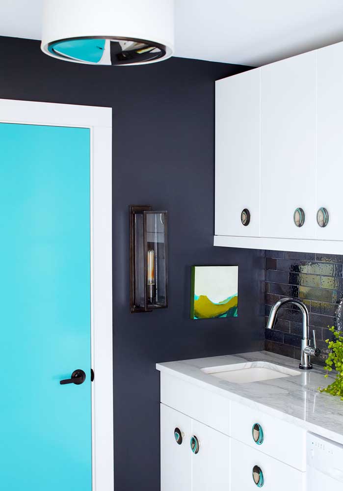 Um toque de azul também na porta desta cozinha para quebrar o preto e branco
