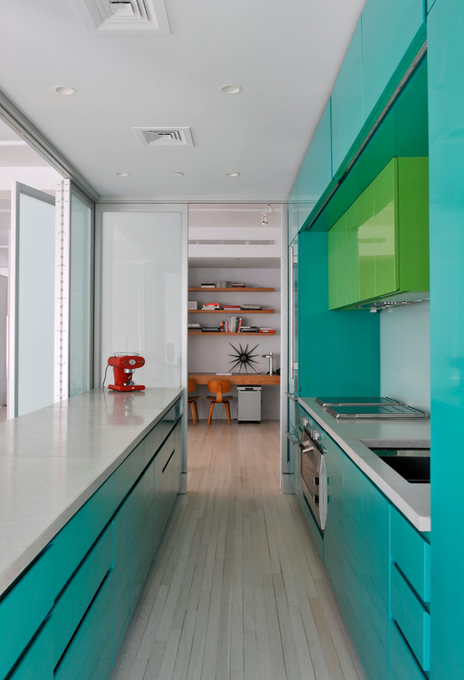 Cozinha corredor colorida