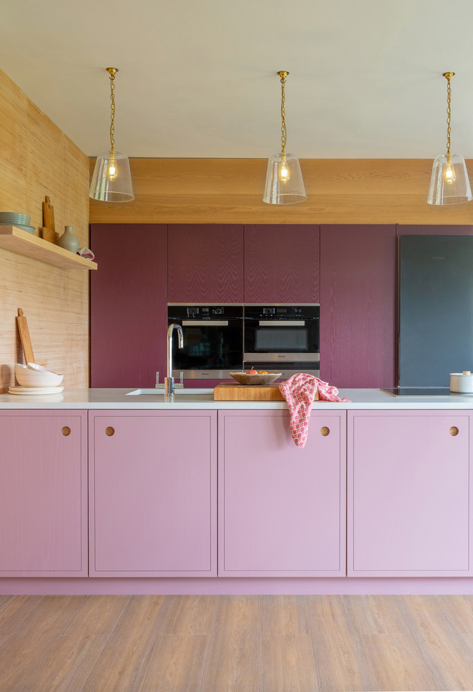 Bancada de cozinha colorida: uma combinação perfeita entre tons claros e escuros da mesma cor na cozinha planejada