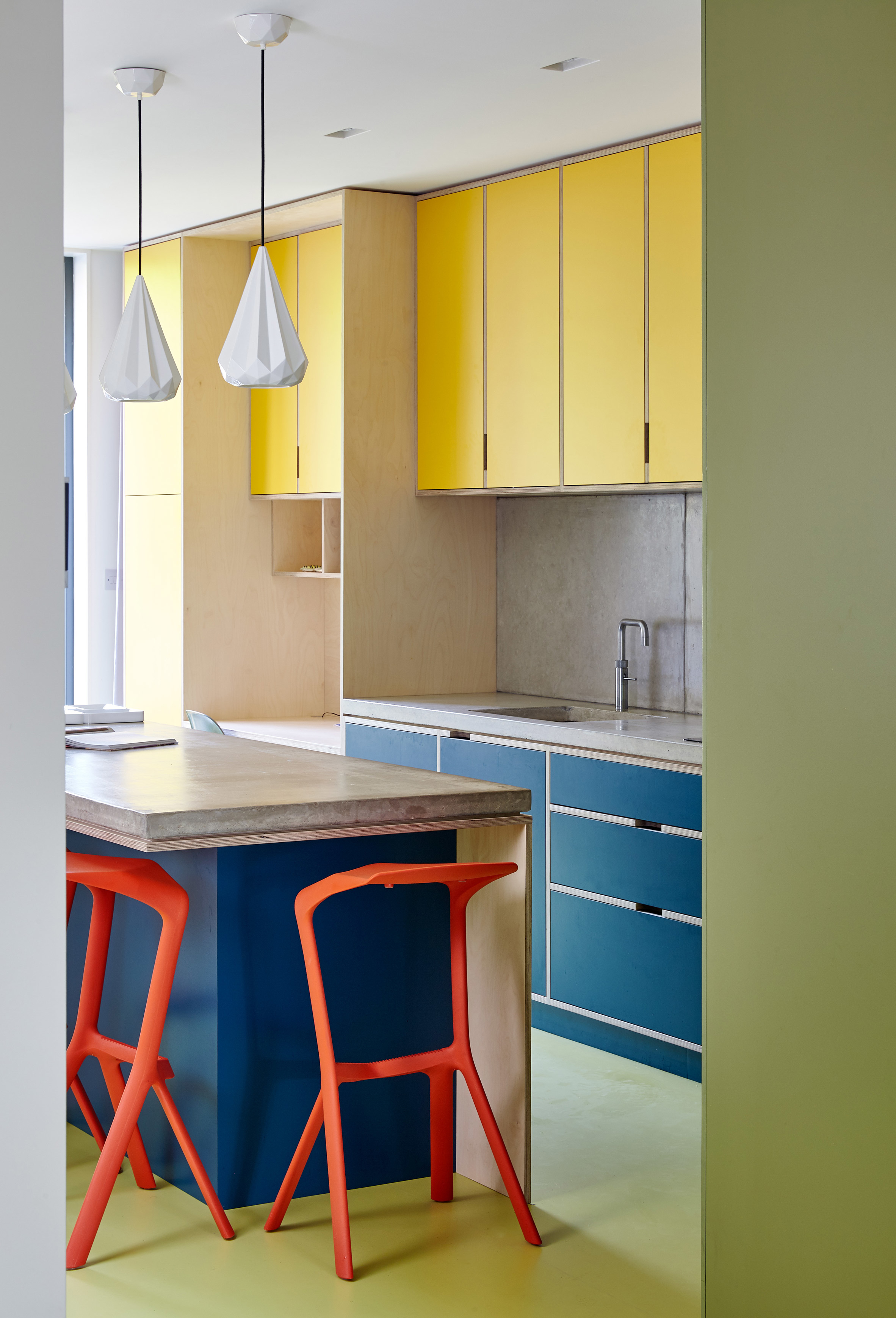 Uma cozinha em cores primárias: azul, vermelho e amarelo sempre combinam muito bem juntos