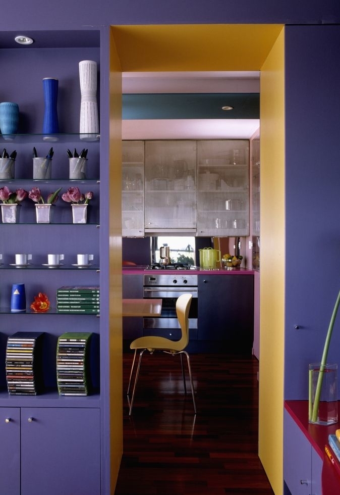 Azul marinho e amarelo como cores que dão da cozinha até a sala de estar