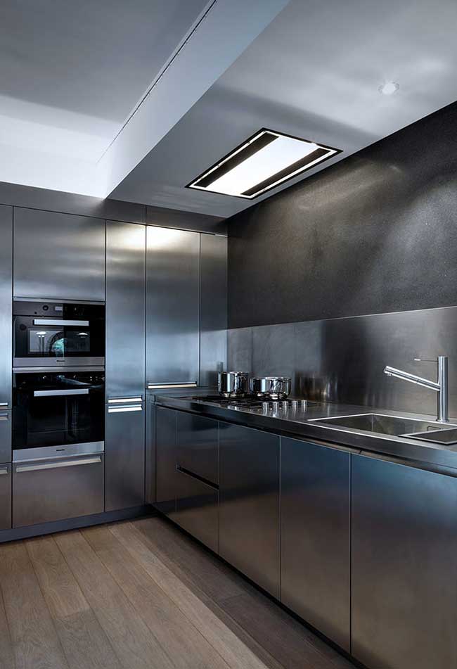 Outro exemplo de cozinha moderna em aço inox: um ambiente sofisticado e prático