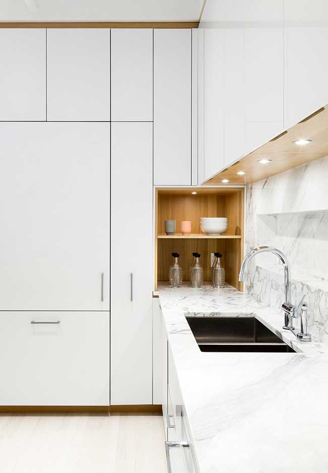 Em branco e marrom, uma cozinha moderna super elegante e sofisticada