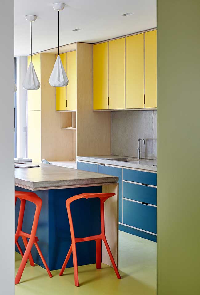 Amarelo, azul, vermelho e verde em um projeto de cozinha moderna super divertido e funcional