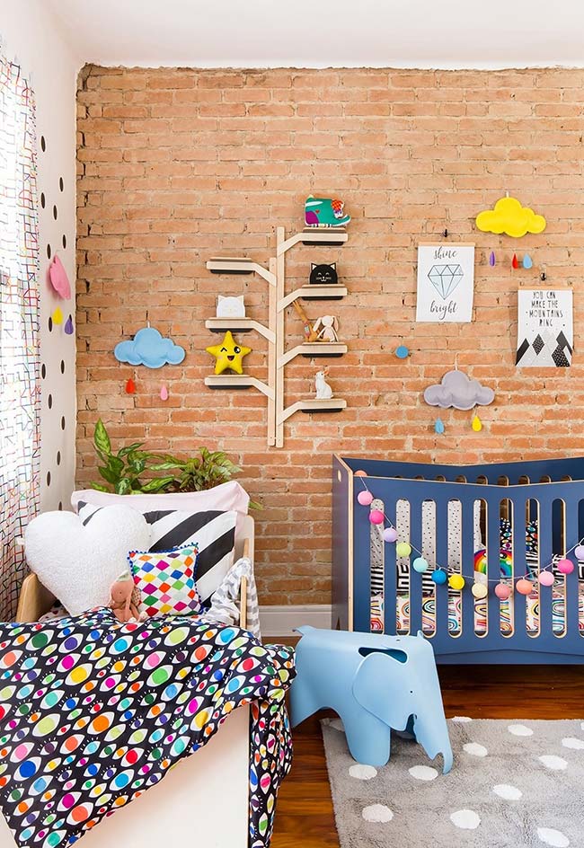 Aposte nas cores para criar uma decoração de quarto de bebê divertida e cheia de detalhes