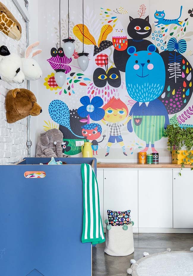 E para quem não dispensa cores vibrantes, uma ideia de decoração de quarto de bebê amplo e divertido