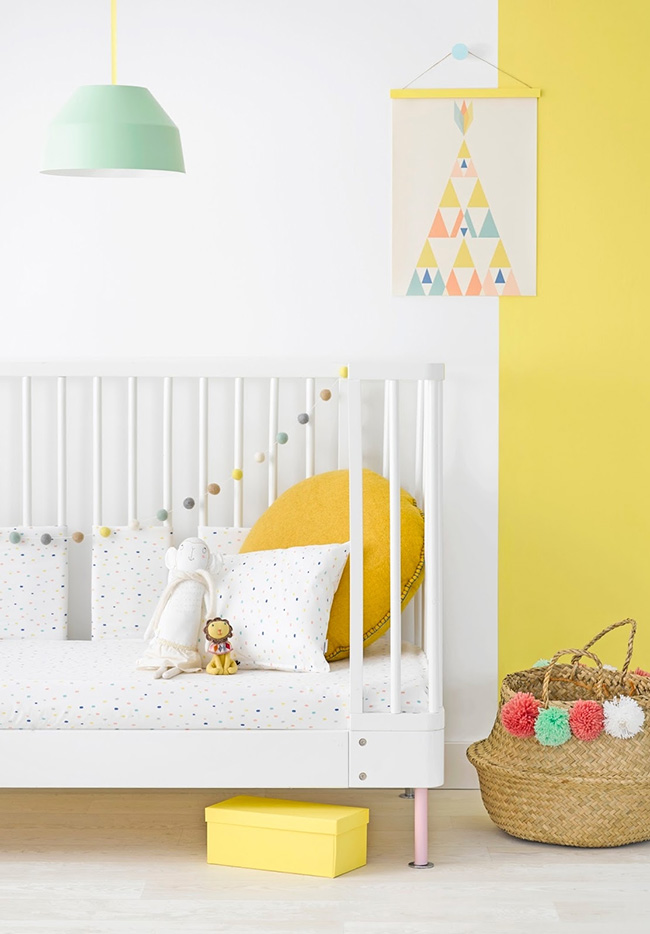 Amarelo para chamar a alegria e animação em alguns pontos deste quarto de bebê feminino