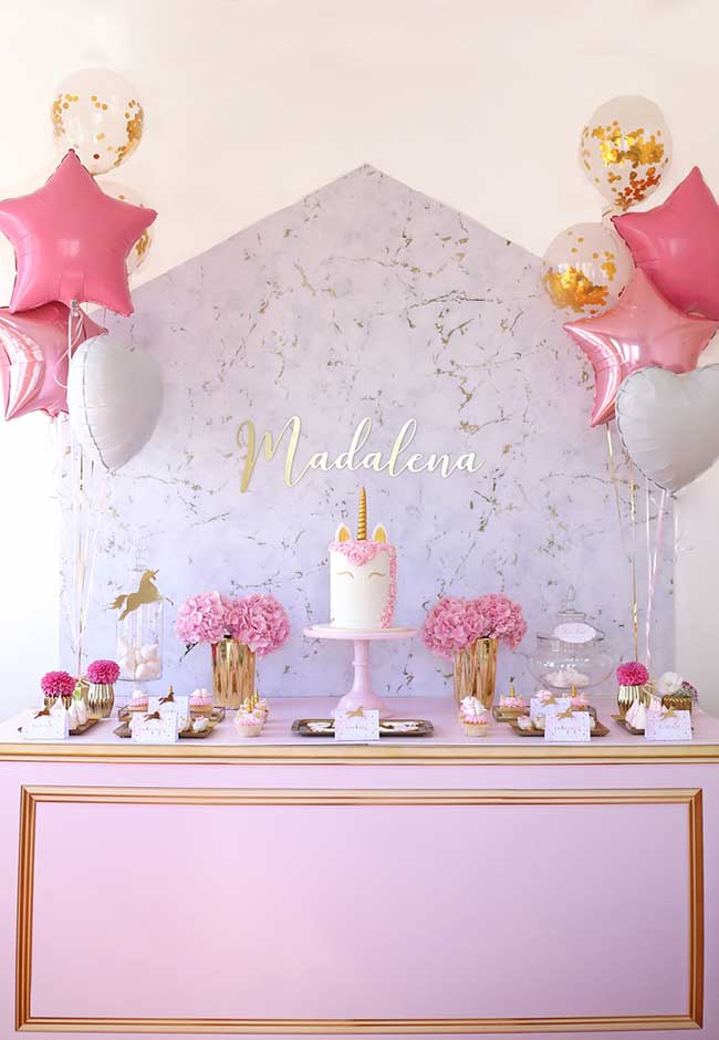 Num clima mais elegante, uma decoração de mesa principal em cinza, rosa e dourado