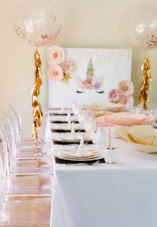 Aposte nos mimos para os convidados já na decoração da mesa, com docinhos de chifres distribuídos nos pratos