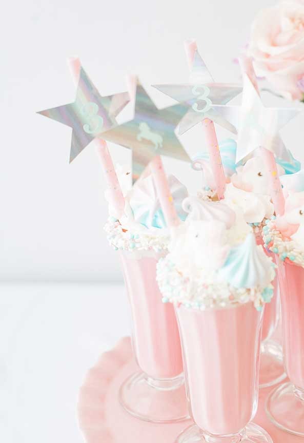 Outra delícia para servir na sua festa: milk-shakes rosa com um topping colorido e enfeitado