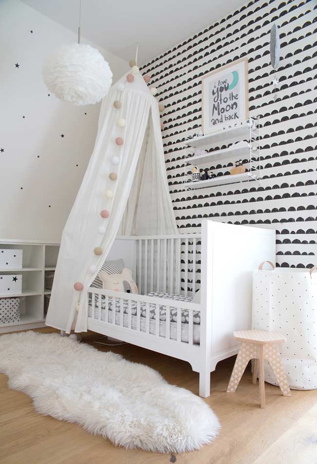 Decoração com diferentes papeis de parede para quarto de bebê