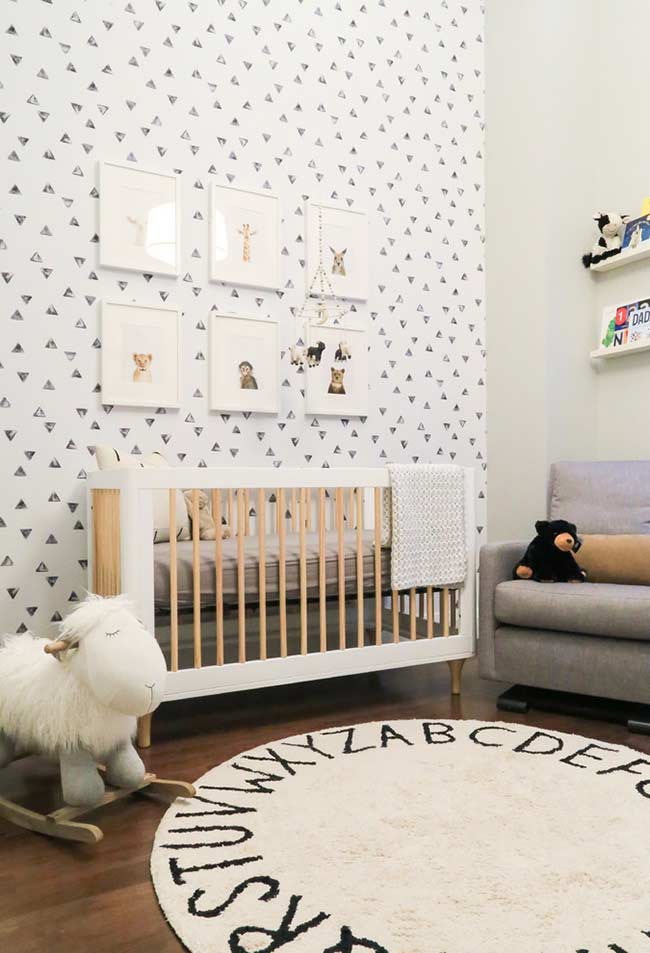 decoração escandinava para quarto de bebê com papel de parede