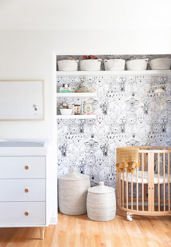 Papel de parede de ursinhos em preto e branco neste ambiente com recuo e decoração minimalista para quarto de bebê