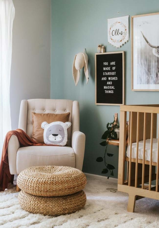 Guarda-roupas aberto com gavetas, nichos e prateleiras: uma tendência da decoração também para quartos de bebê